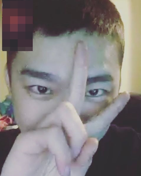 В тот же день друг Seo In Guk опубликовал фотографию певца с его стрижкой в ​​Instagram