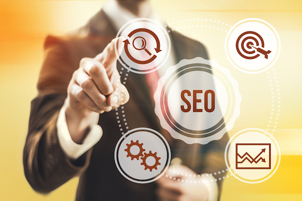 SEO означает поисковую оптимизацию и относится к технике интернет-маркетинга, которая помогает веб-сайтам занимать более высокие позиции как в обычном, так и в платном поиске в Интернете